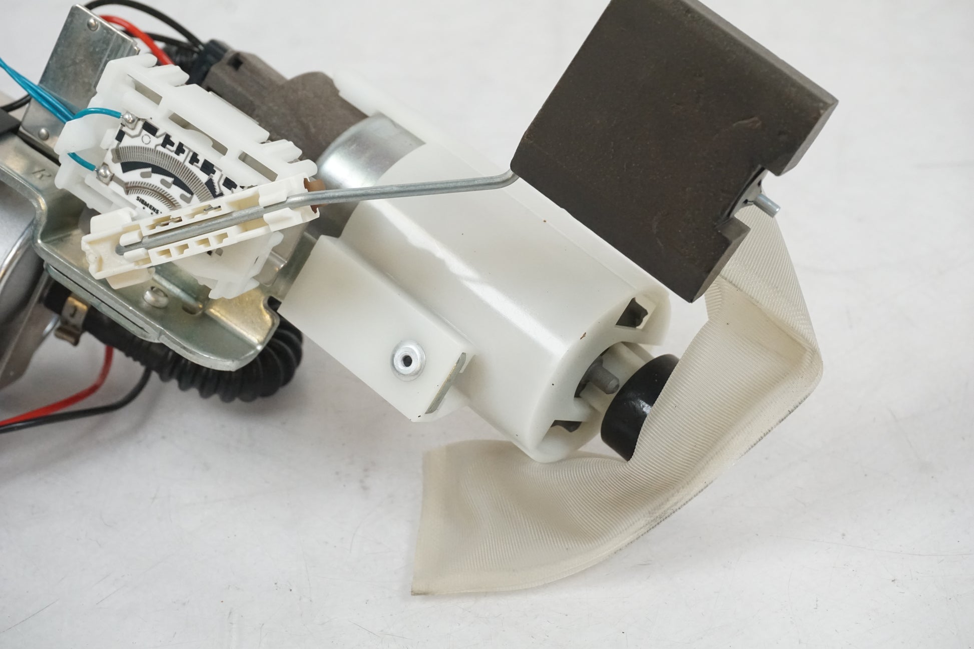 Vänster sida på Bensinpump insprut från en BMW F 800 GS -2009 motorcykel.