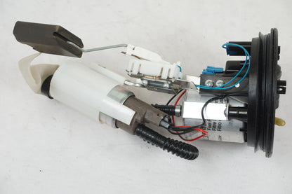 Snett uppifrån på Bensinpump insprut från en BMW F 800 GS -2009 motorcykel.