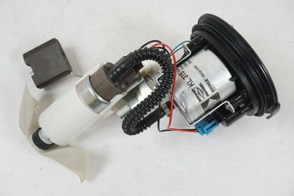 Snett nerifrån på Bensinpump insprut från en BMW F 800 GS -2009 motorcykel.