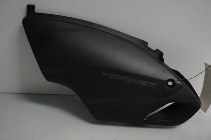 Framsidan på Sidopanel från en Honda CB 600 Hornet -2007 motorcykel.