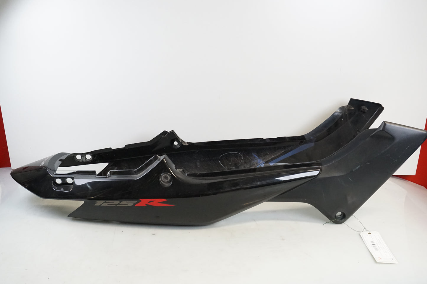 Höger sida på Bakvinge från en Honda CBR 125 R -2004 motorcykel.