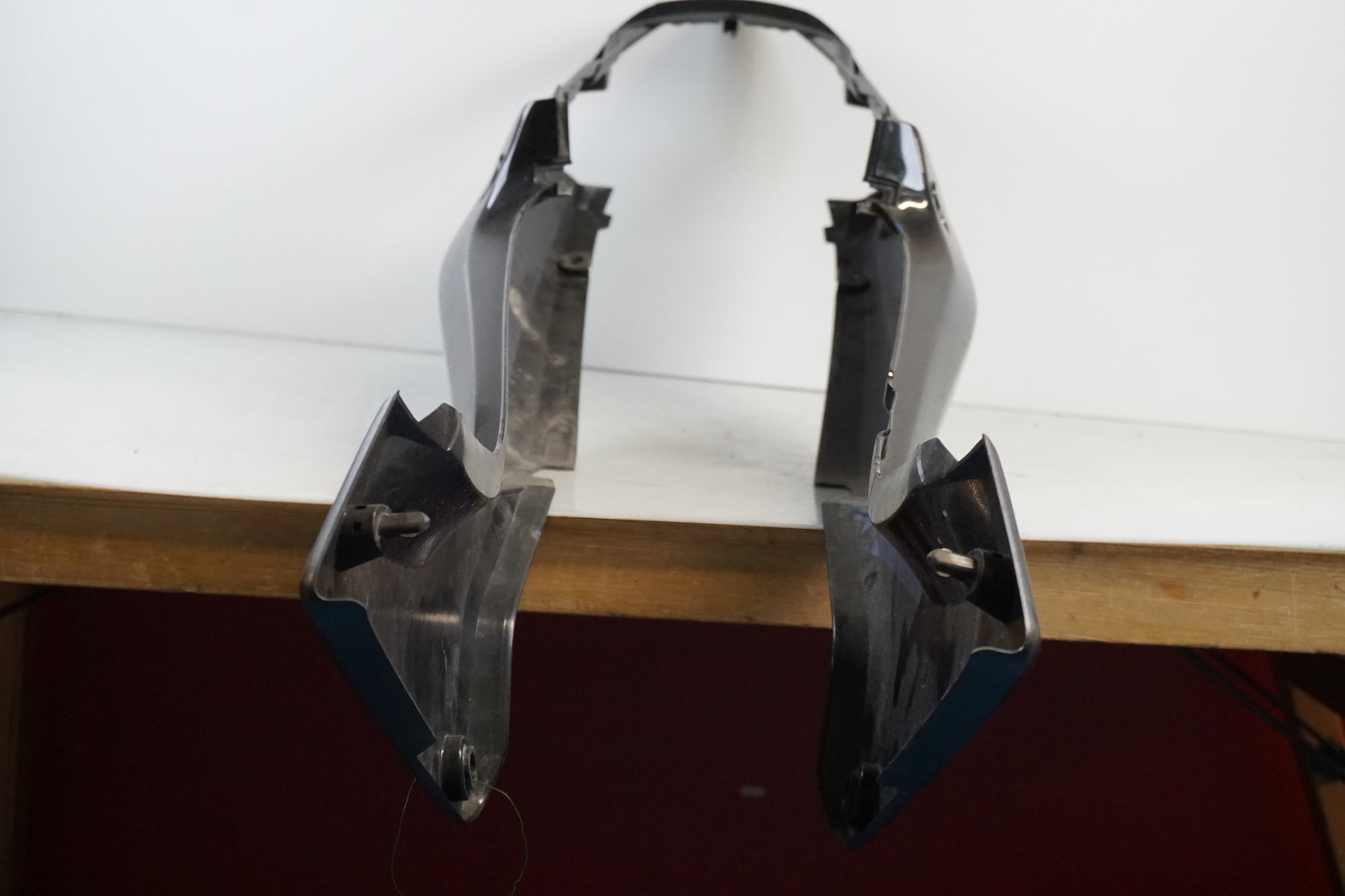 Vänster sida på Bakvinge från en Honda CBR 125 R -2004 motorcykel.