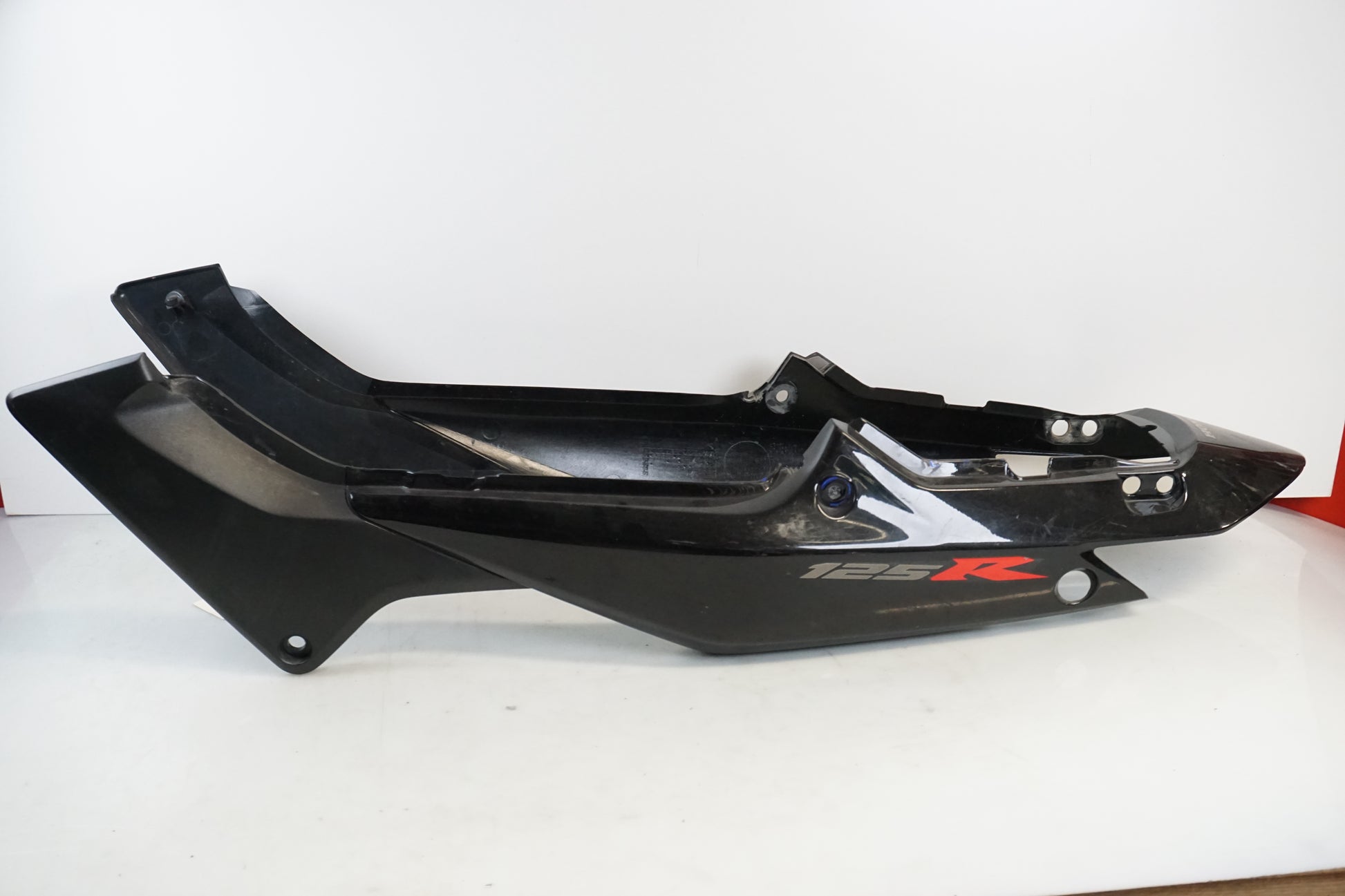 Snett uppifrån på Bakvinge från en Honda CBR 125 R -2004 motorcykel.