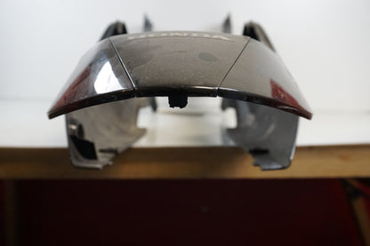 Snett nerifrån på Bakvinge från en Honda CBR 125 R -2004 motorcykel.