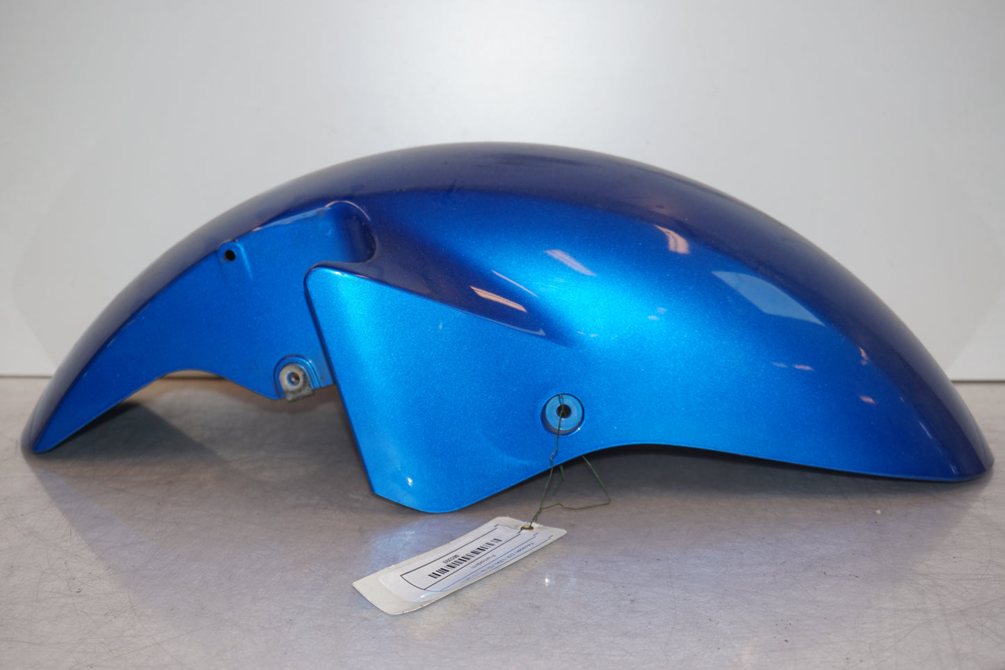 Snett nerifrån på Framskärm från en Kawasaki ZZR 1200 -2002 motorcykel.