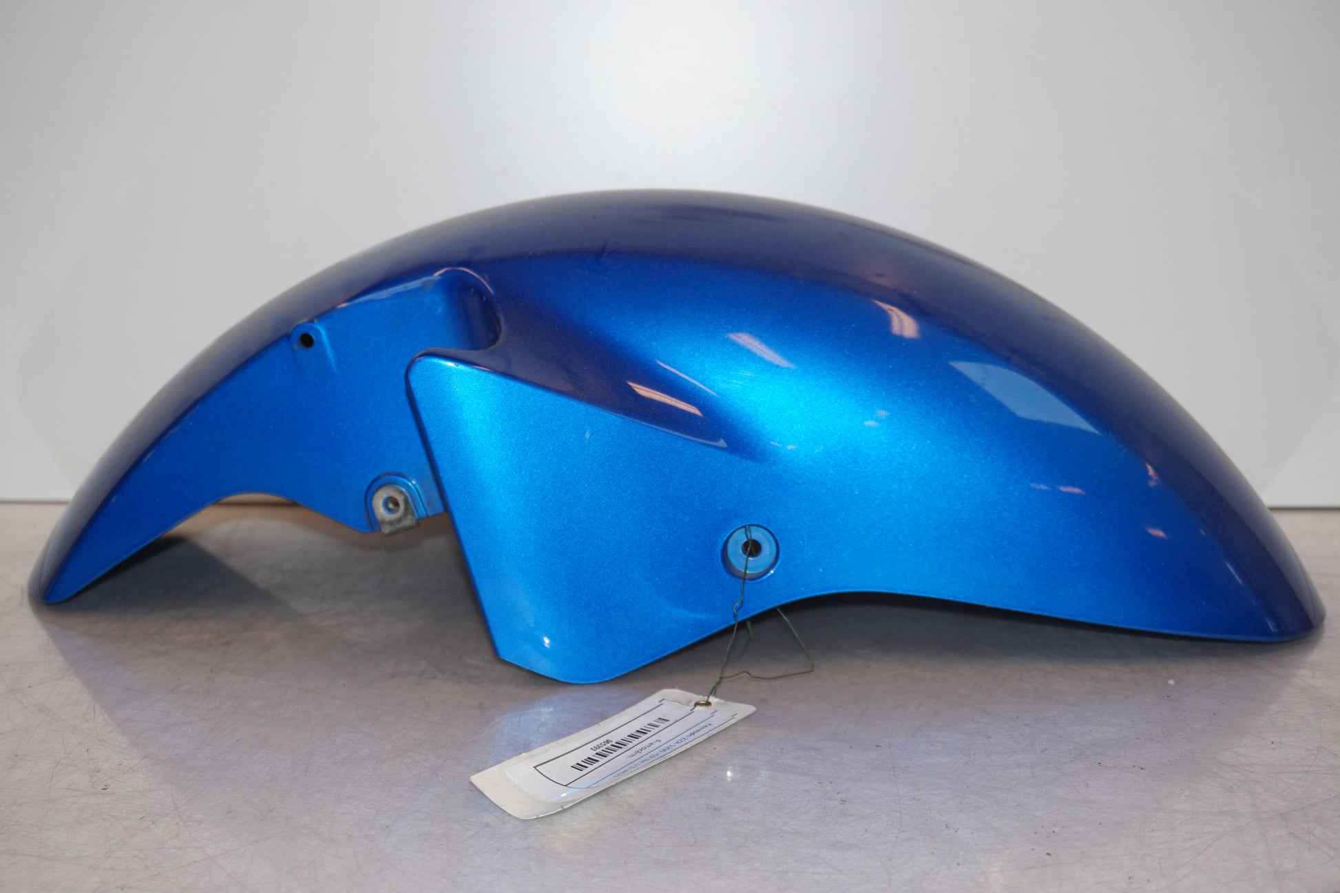 Snett nerifrån på Framskärm från en Kawasaki ZZR 1200 -2002 motorcykel.