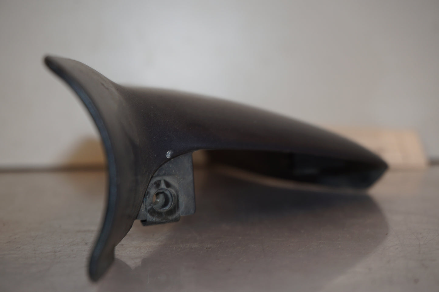 Snett nerifrån på Framskärm från en Kawasaki ZX-9R -1999 motorcykel.