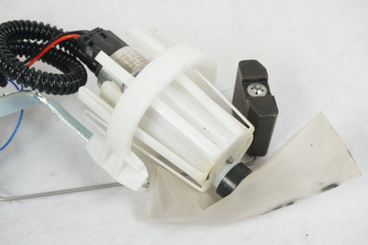 Höger sida på Bensinpump insprut från en BMW R 1200 GSA -2014 motorcykel.