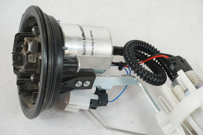 Vänster sida på Bensinpump insprut från en BMW R 1200 GSA -2014 motorcykel.