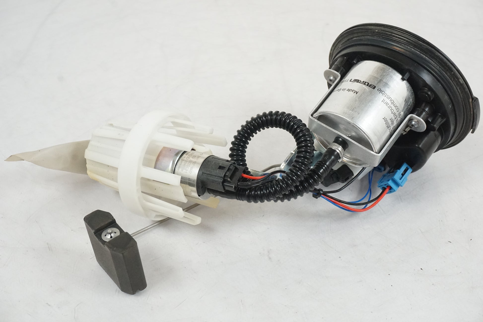 Snett uppifrån på Bensinpump insprut från en BMW R 1200 GSA -2014 motorcykel.