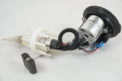 Snett uppifrån på Bensinpump insprut från en BMW R 1200 GSA -2014 motorcykel.