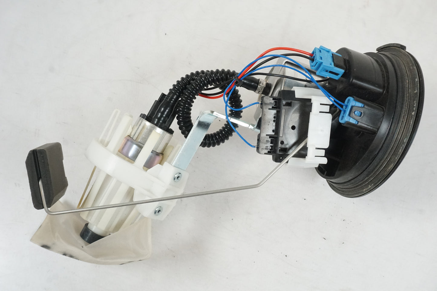 Snett nerifrån på Bensinpump insprut från en BMW R 1200 GSA -2014 motorcykel.