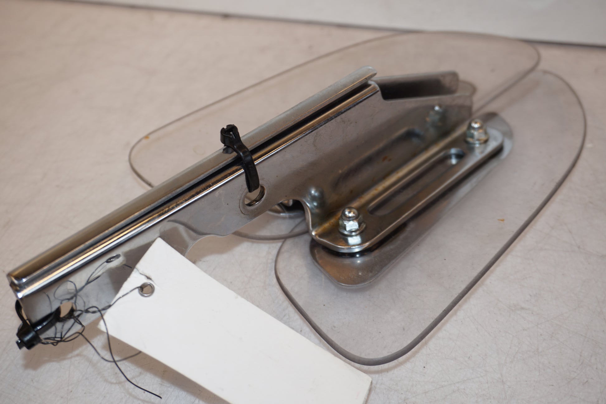 Snett nerifrån på Vindavvisare från en Kawasaki VN 1500 Classic Tourer -2003 motorcykel.