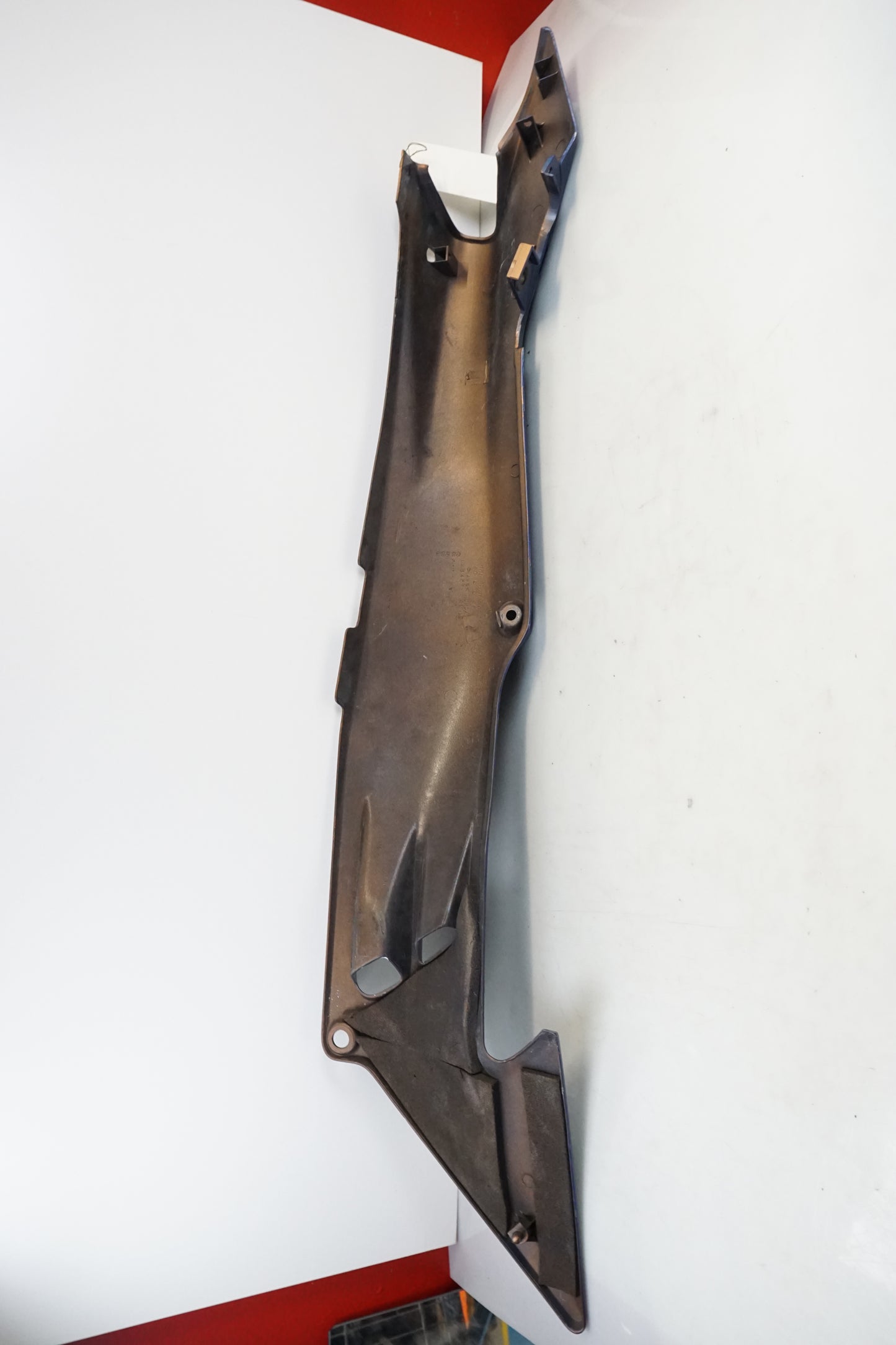 Snett nerifrån på Bakvinge från en Honda VFR 750 -1995 motorcykel.