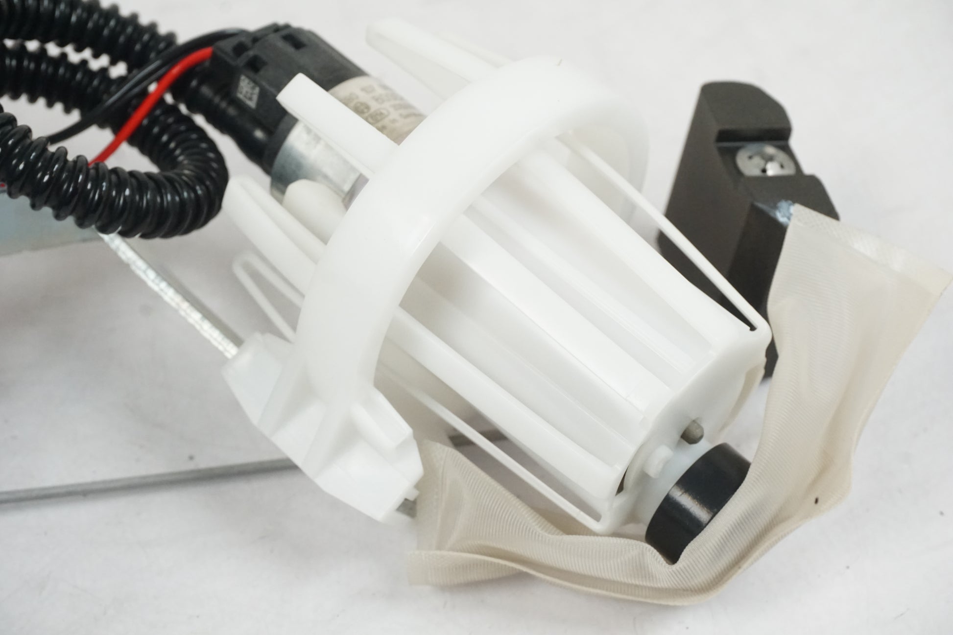 Baksidan på Bensinpump insprut från en BMW R 1200 RS -2015 motorcykel.