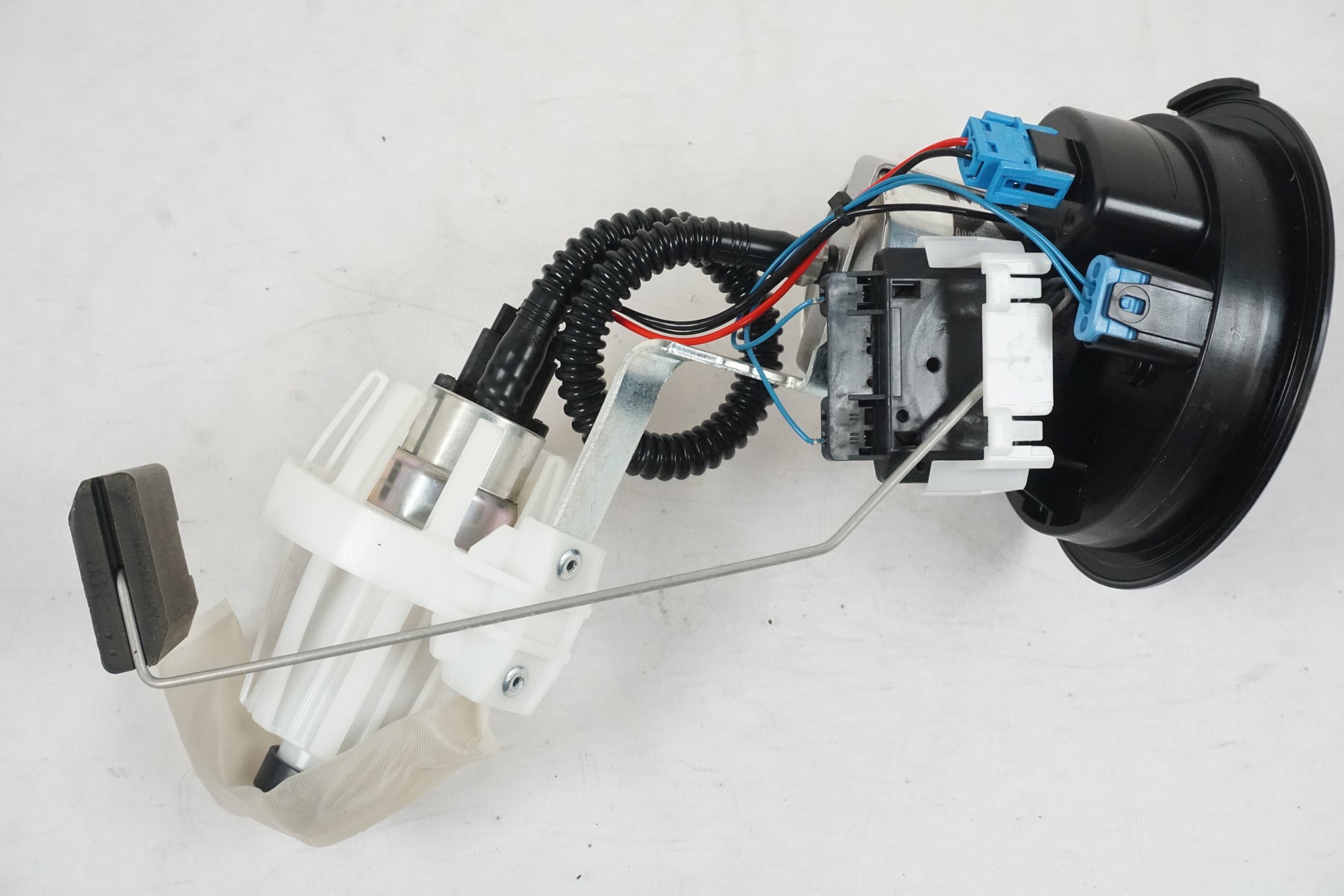 Snett nerifrån på Bensinpump insprut från en BMW R 1200 RS -2015 motorcykel.