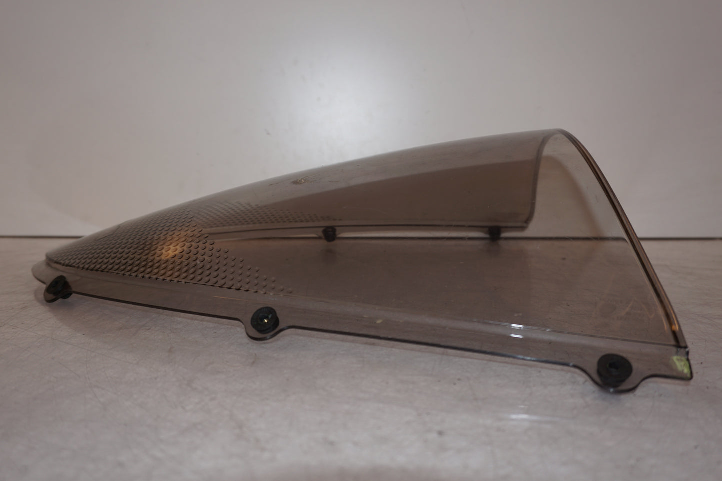 Snett uppifrån på Vindruta från en Kawasaki ZX-10R -2007 motorcykel.