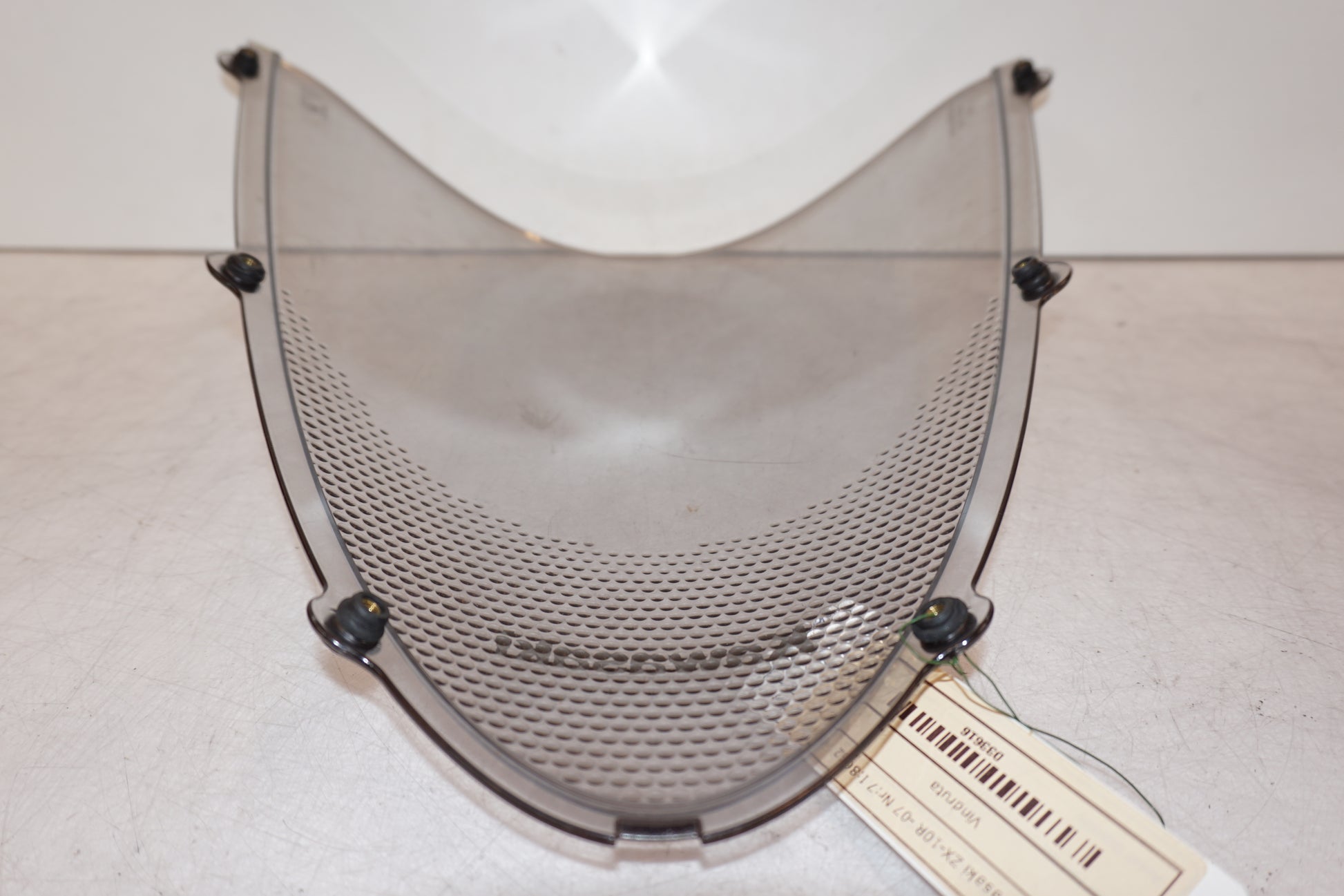 Snett nerifrån på Vindruta från en Kawasaki ZX-10R -2007 motorcykel.