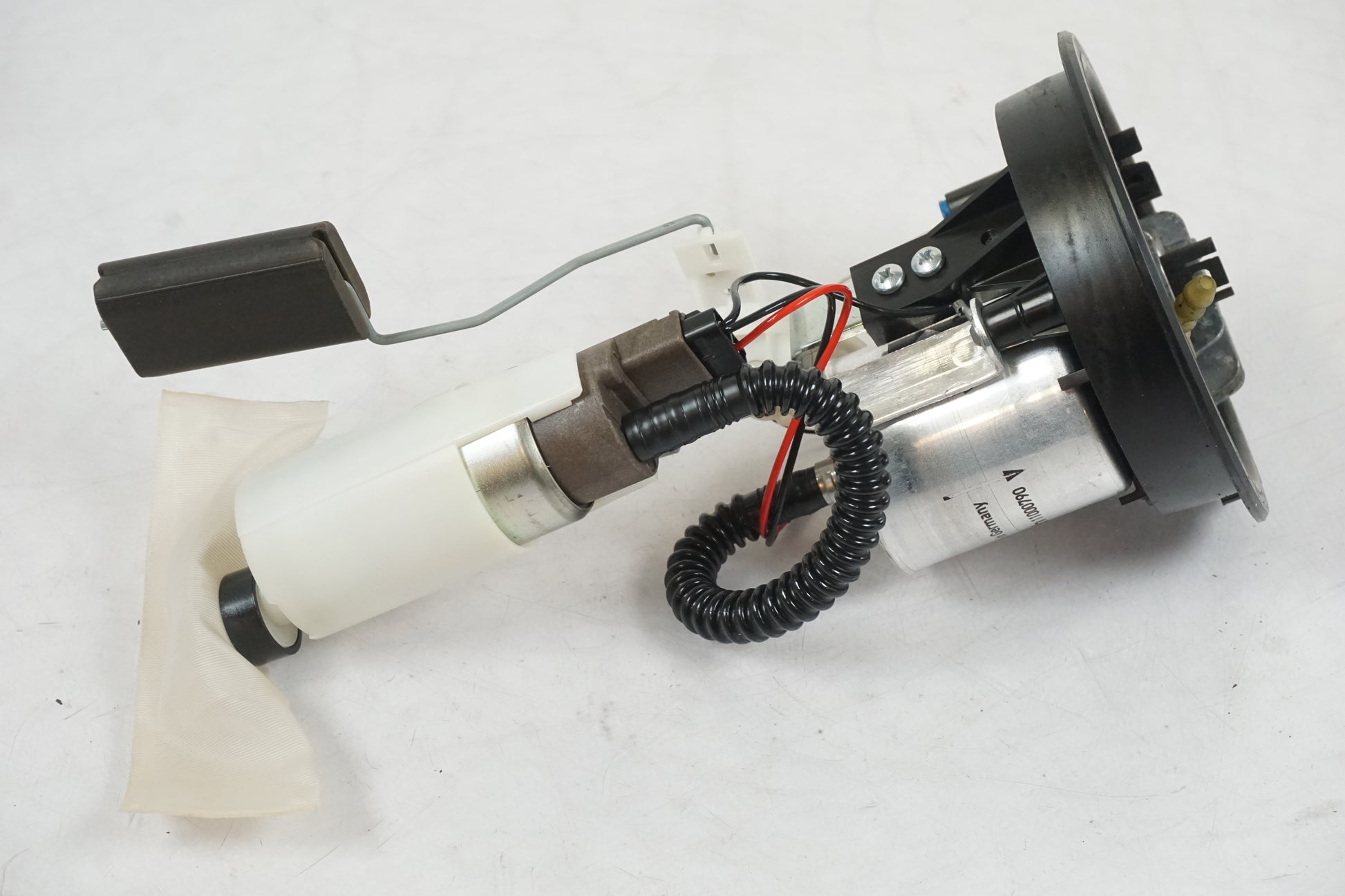 Vänster sida på Bensinpump insprut från en BMW F 800 S -2009 motorcykel.