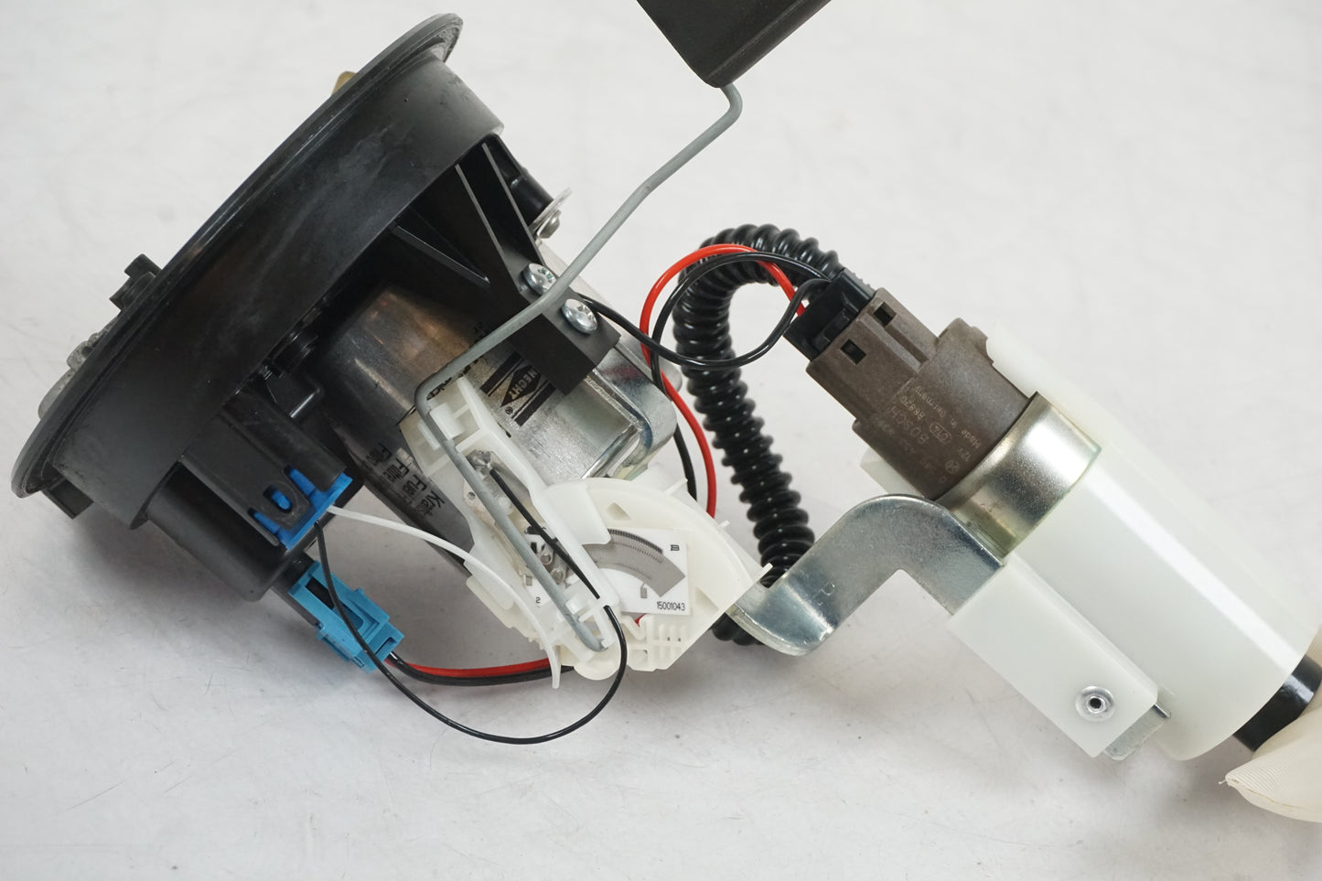 Snett nerifrån på Bensinpump insprut från en BMW F 800 S -2009 motorcykel.