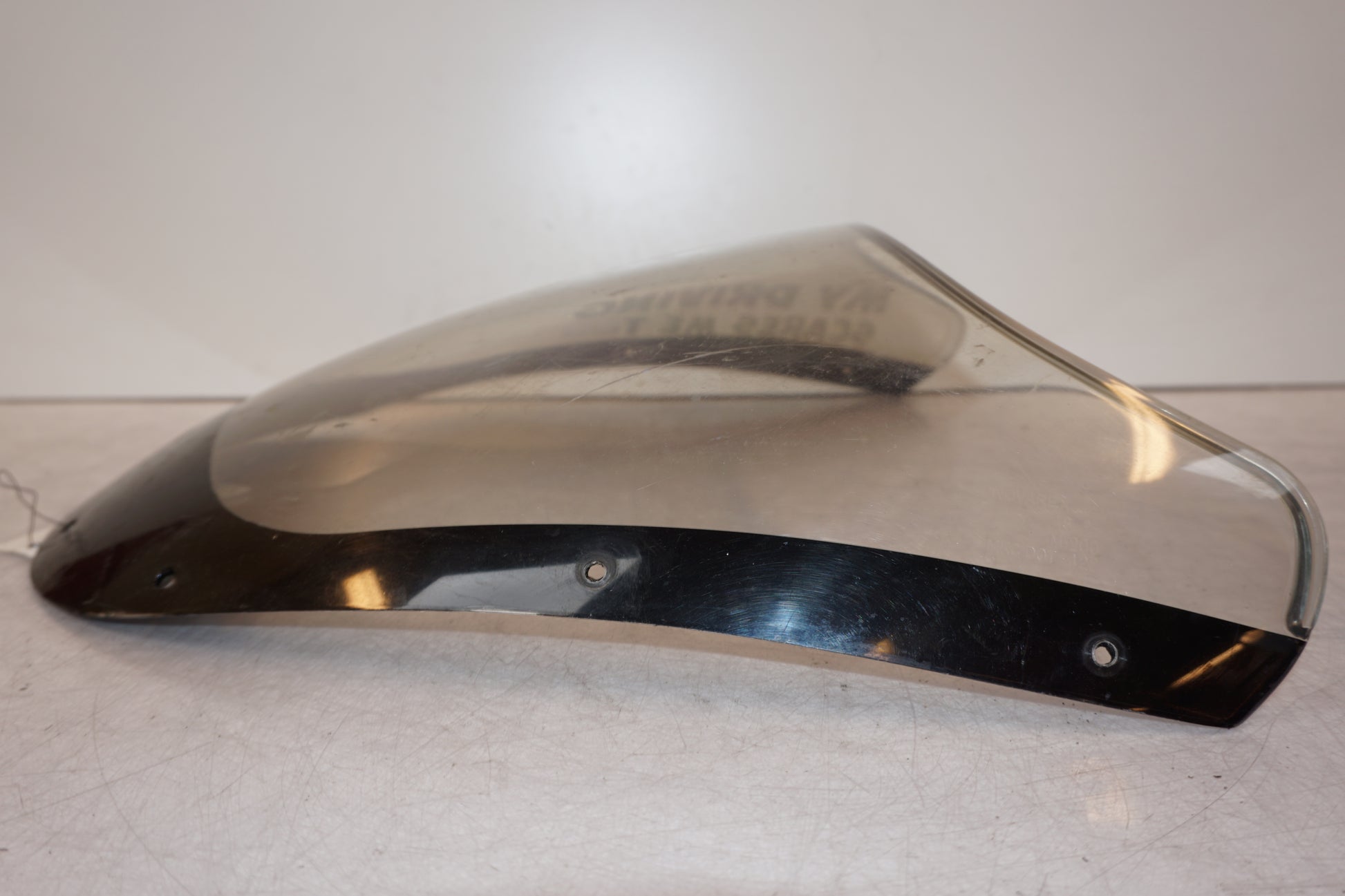 Snett uppifrån på Vindruta från en Kawasaki ZX-9R -1997 motorcykel.