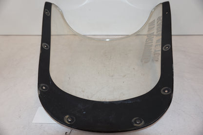 Snett nerifrån på Vindruta från en Kawasaki ZX-9R -1997 motorcykel.