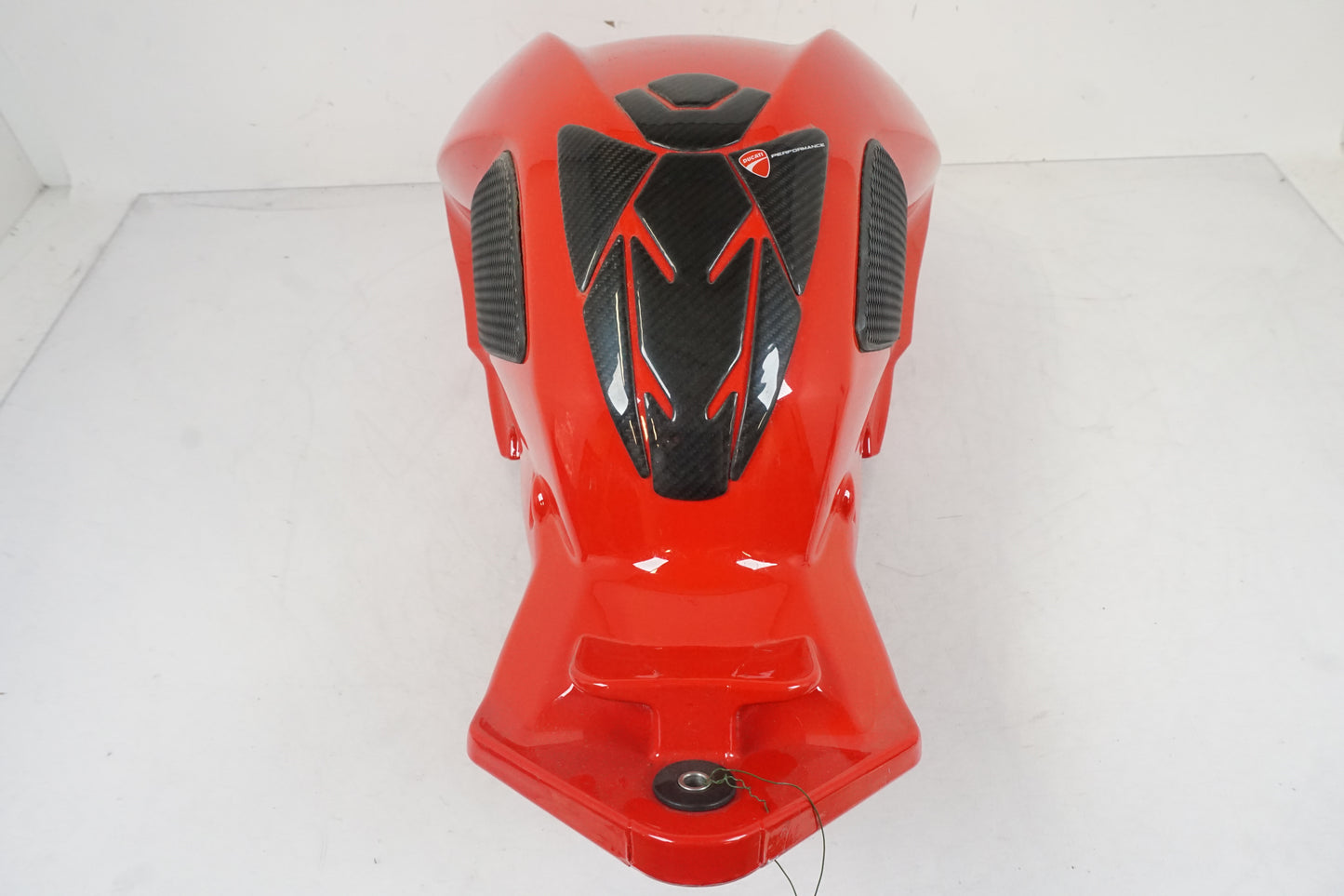 Vänster sida på Bensintank från en Ducati Streetfighter 1098 -2010 motorcykel.