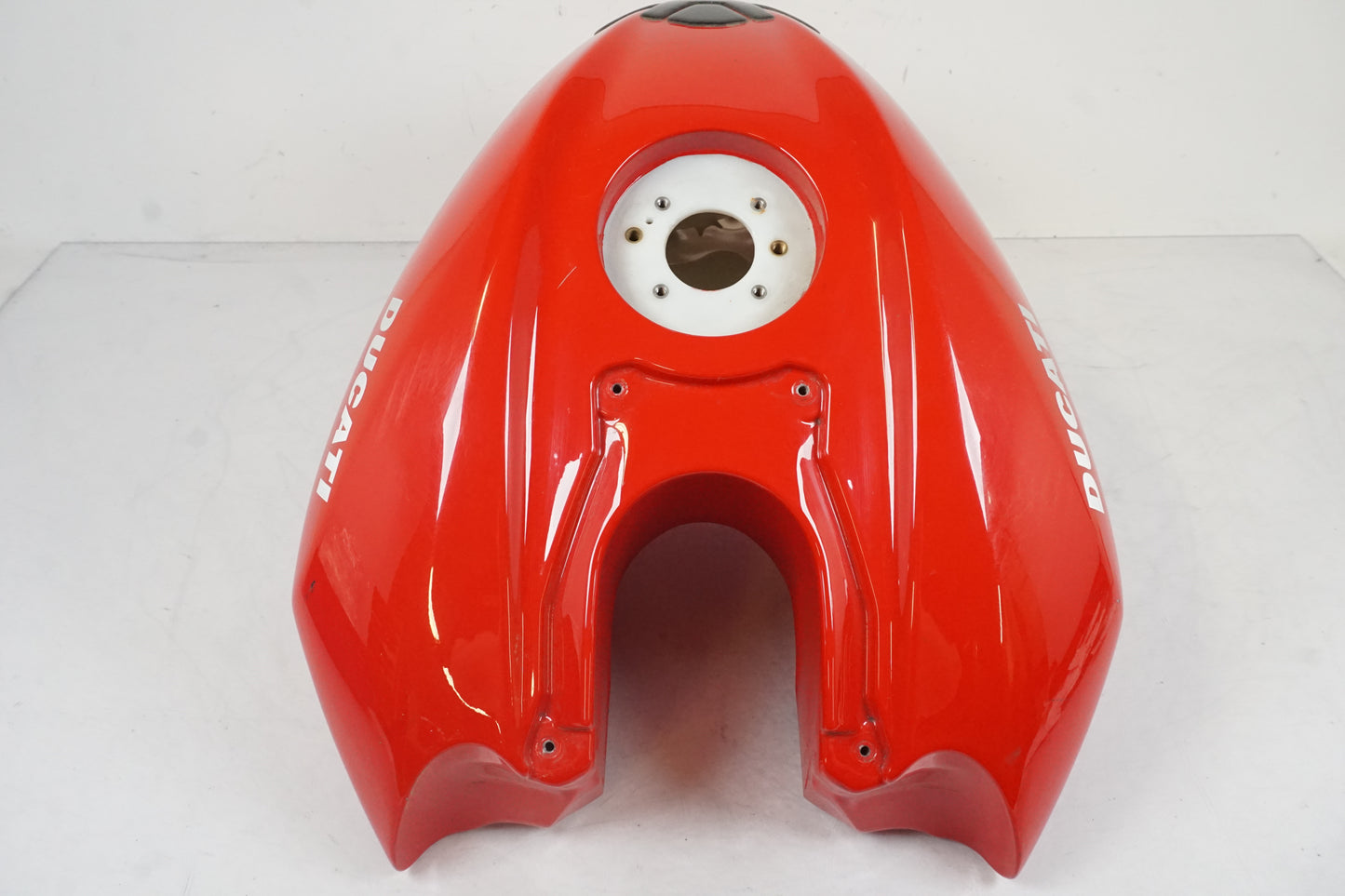 Snett nerifrån på Bensintank från en Ducati Streetfighter 1098 -2010 motorcykel.