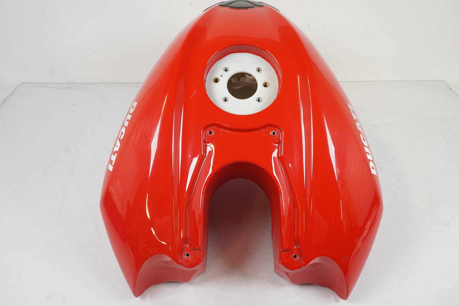 Snett nerifrån på Bensintank från en Ducati Streetfighter 1098 -2010 motorcykel.