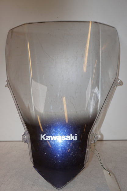 Framsidan på Vindruta från en Kawasaki ZR-X 1200 S -2001 motorcykel.