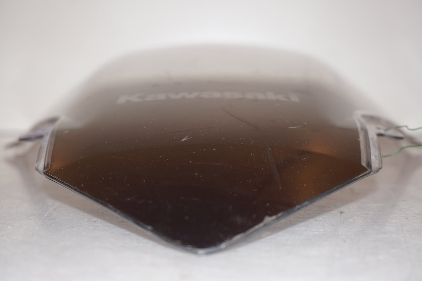 Baksidan på Vindruta från en Kawasaki ZR-X 1200 S -2001 motorcykel.