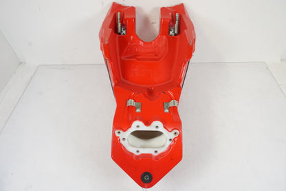 Extrabild3 på Bensintank från en Ducati Streetfighter 1098 -2010 motorcykel.