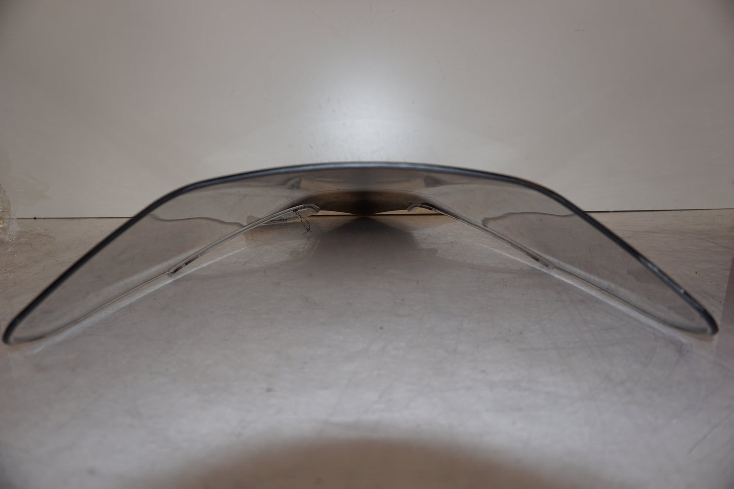 Snett nerifrån på Vindruta från en Kawasaki ZR-X 1200 S -2001 motorcykel.