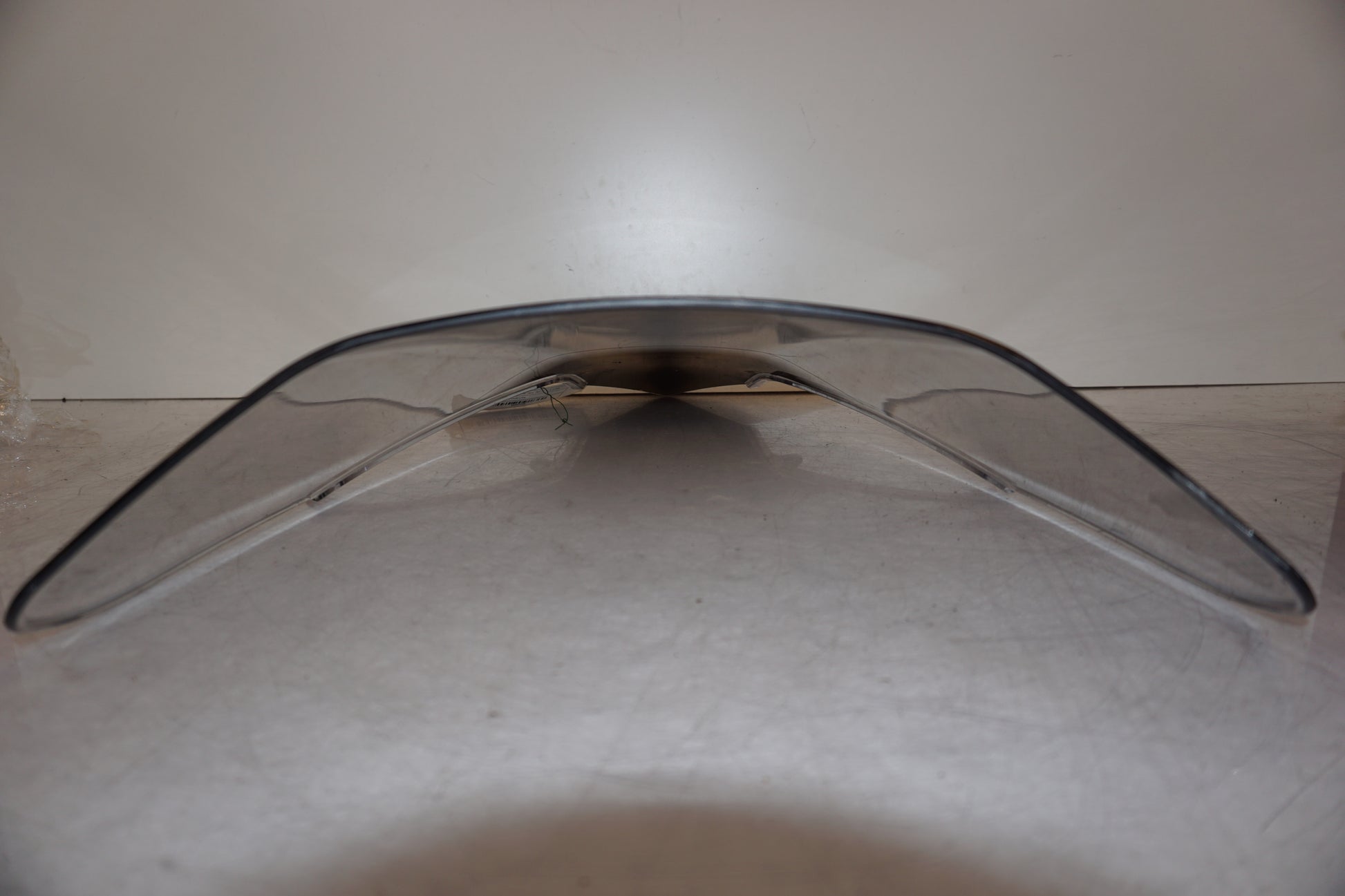 Snett nerifrån på Vindruta från en Kawasaki ZR-X 1200 S -2001 motorcykel.