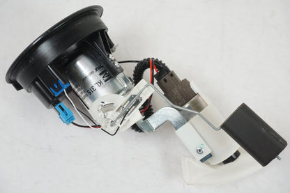 Framsidan på Bensinpump insprut från en BMW F 800 R -2010 motorcykel.