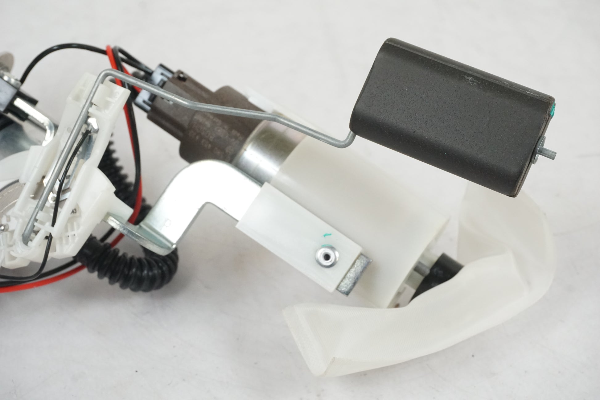 Baksidan på Bensinpump insprut från en BMW F 800 R -2010 motorcykel.