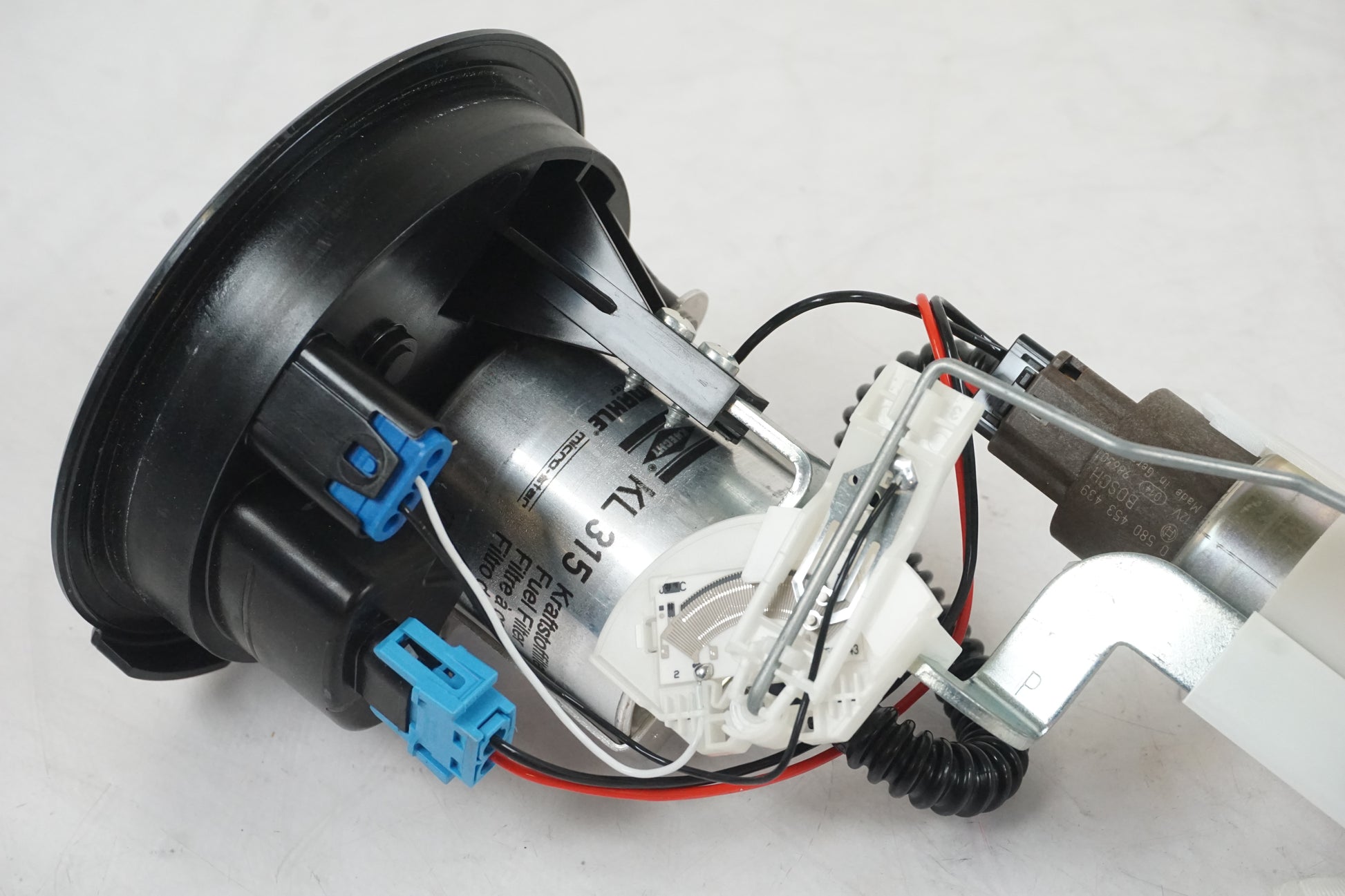 Höger sida på Bensinpump insprut från en BMW F 800 R -2010 motorcykel.