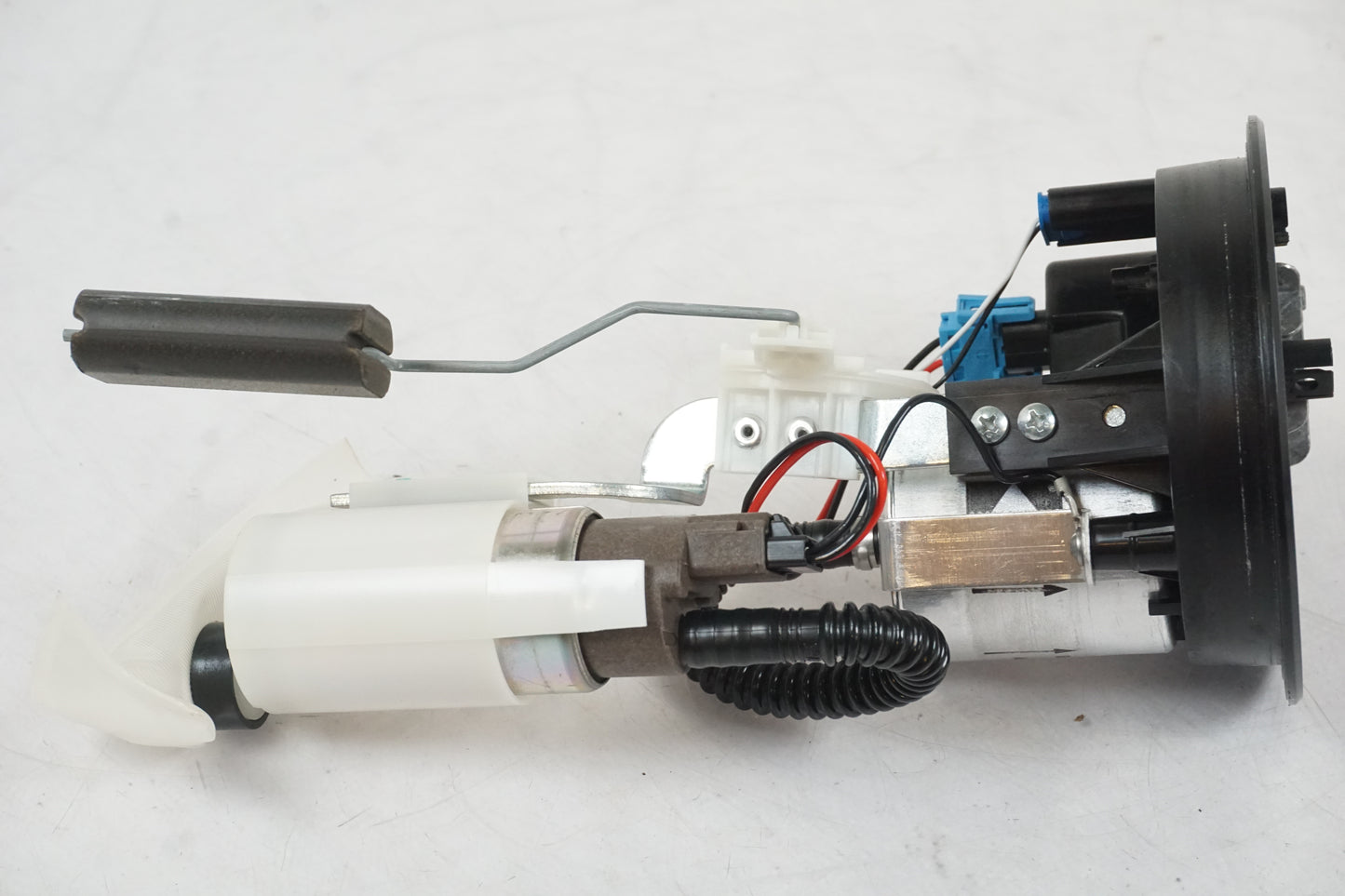 Vänster sida på Bensinpump insprut från en BMW F 800 R -2010 motorcykel.