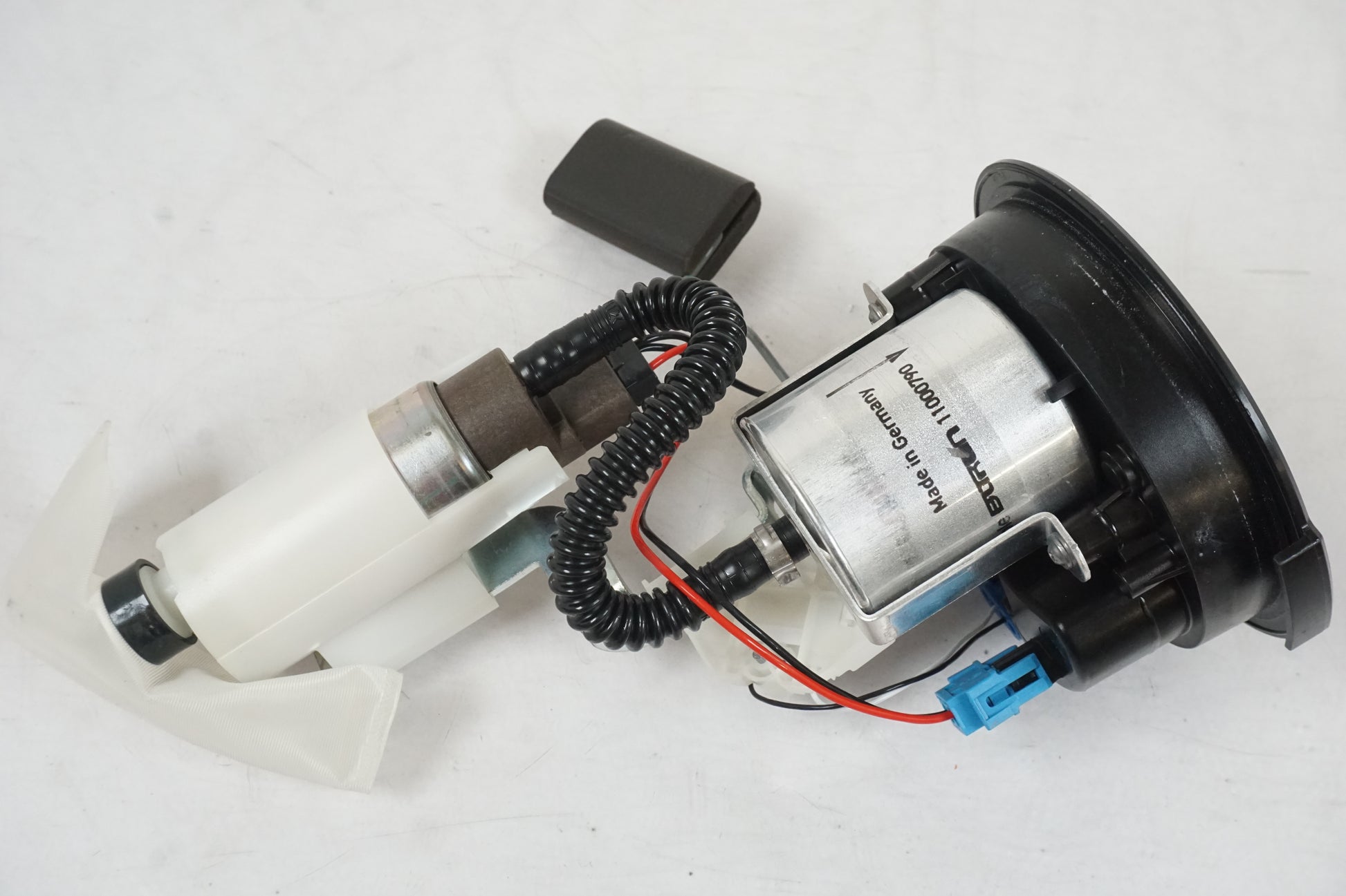 Snett uppifrån på Bensinpump insprut från en BMW F 800 R -2010 motorcykel.