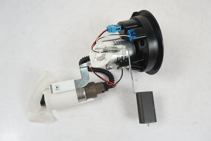 Snett nerifrån på Bensinpump insprut från en BMW F 800 R -2010 motorcykel.