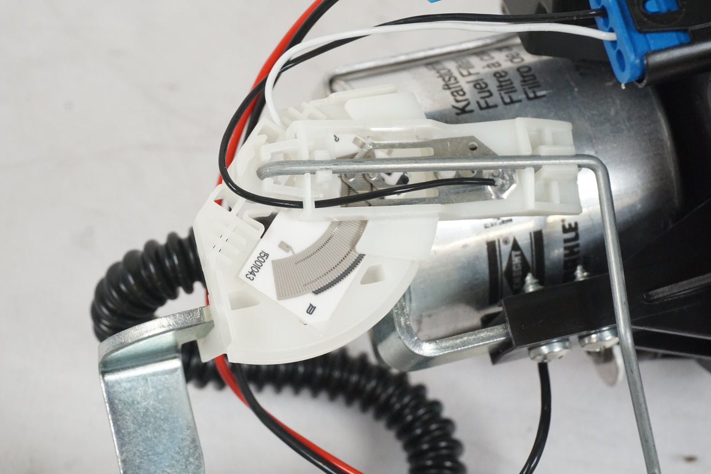 Extrabild1 på Bensinpump insprut från en BMW F 800 R -2010 motorcykel.