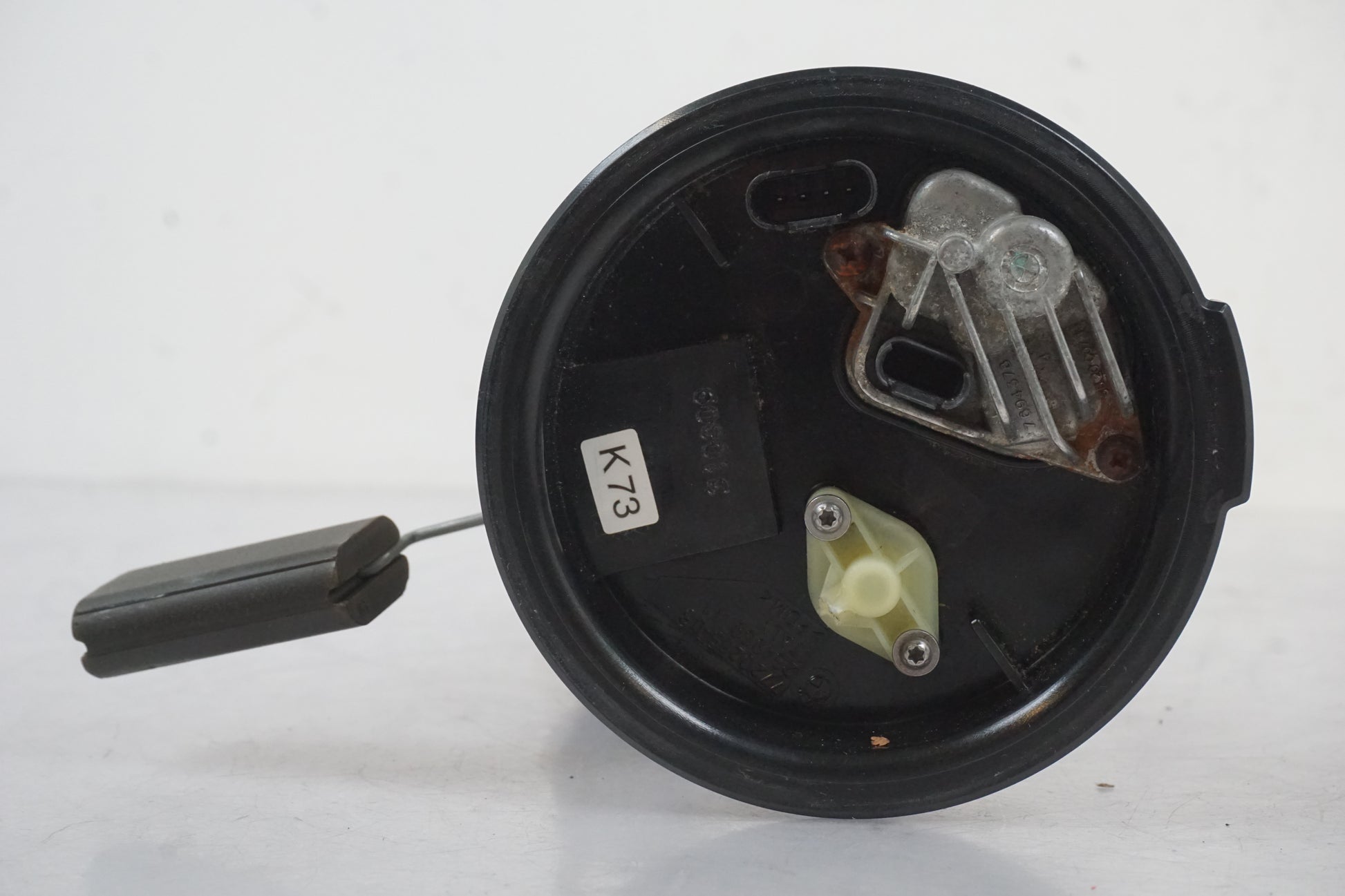 Extrabild2 på Bensinpump insprut från en BMW F 800 R -2010 motorcykel.