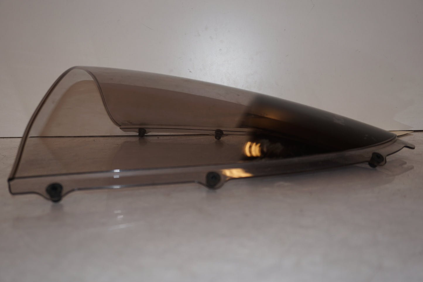 Baksidan på Vindruta från en Kawasaki ZZ-R 1400 -2010 motorcykel.