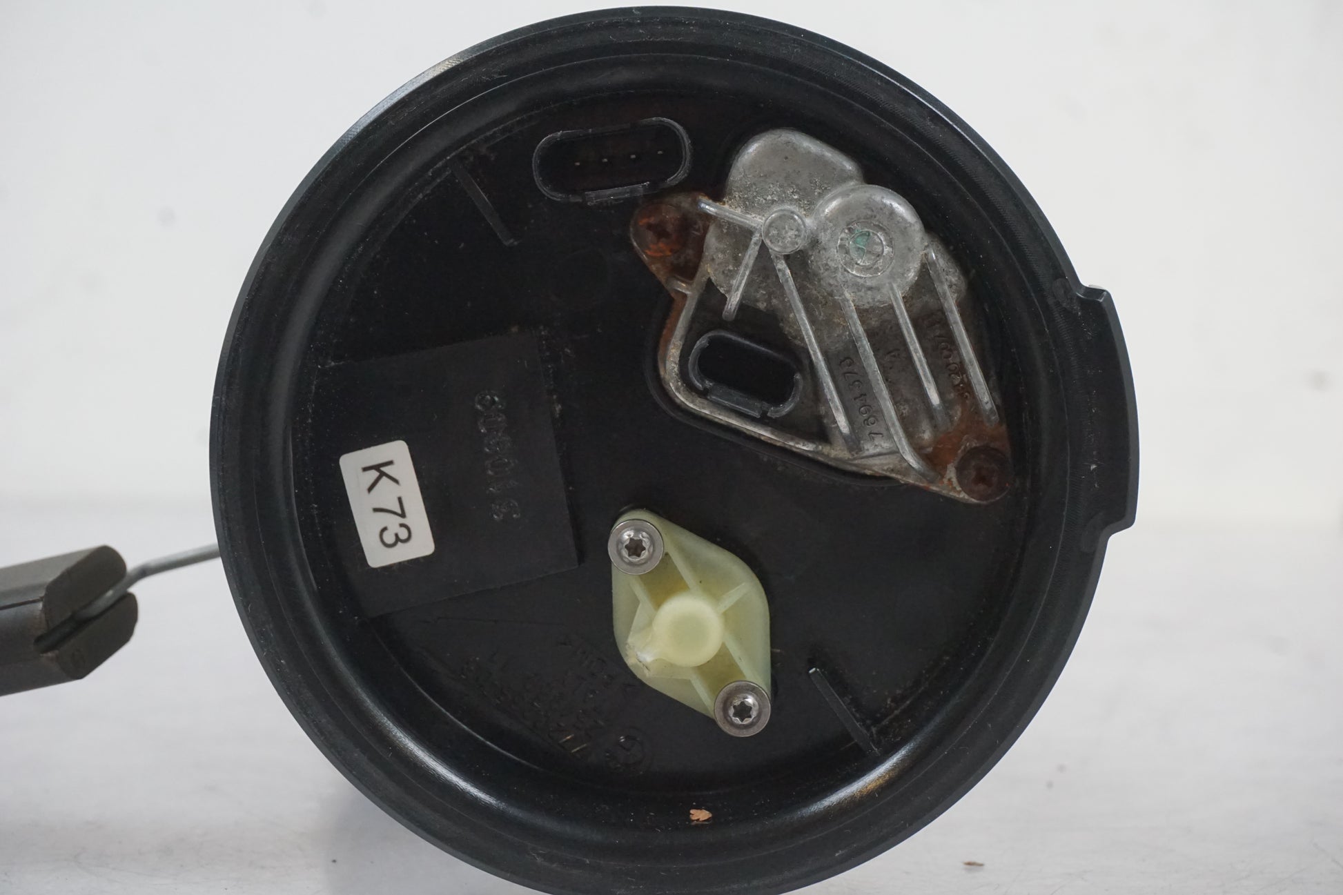 Extrabild3 på Bensinpump insprut från en BMW F 800 R -2010 motorcykel.