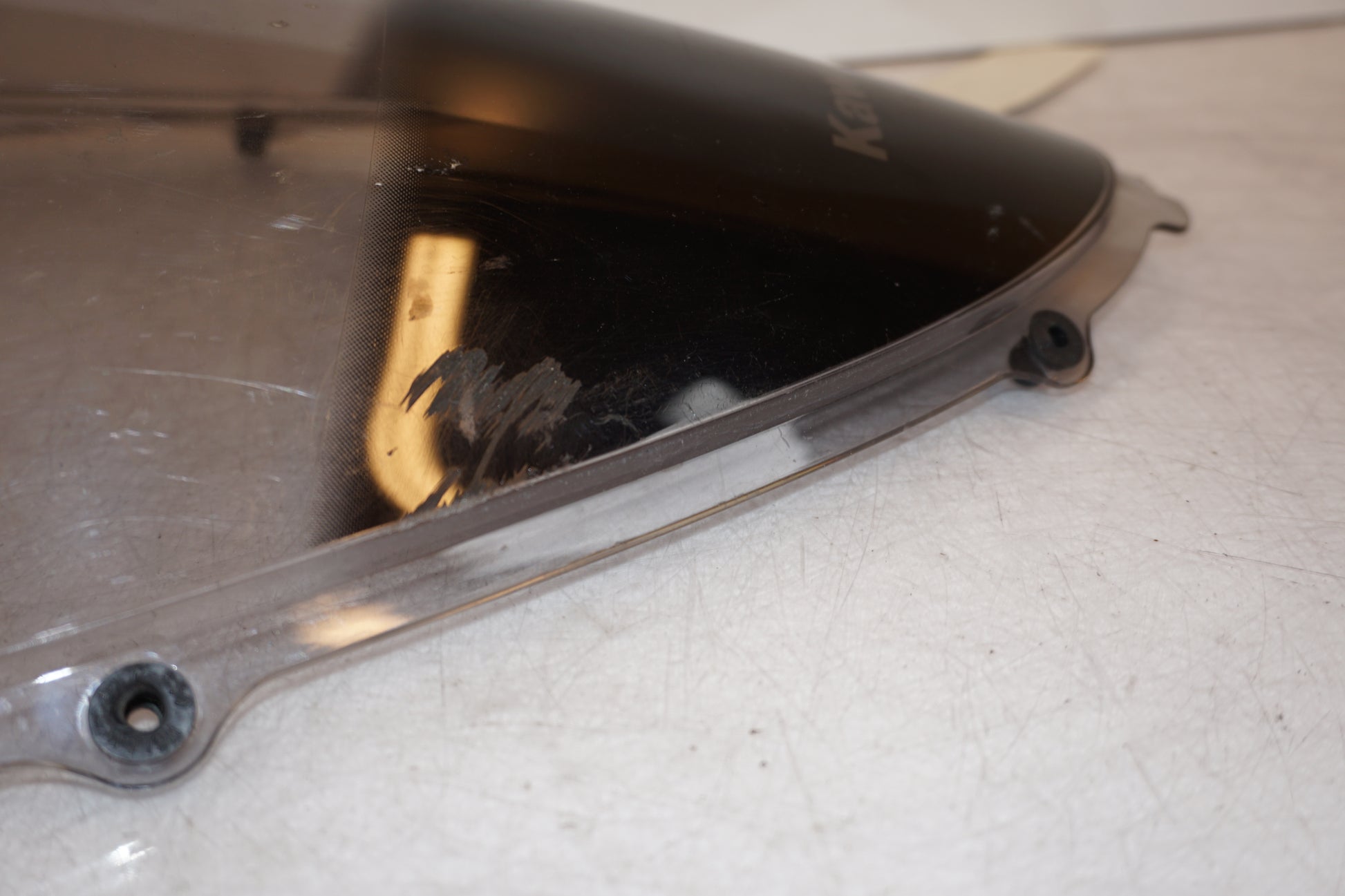 Vänster sida på Vindruta från en Kawasaki ZZ-R 1400 -2010 motorcykel.