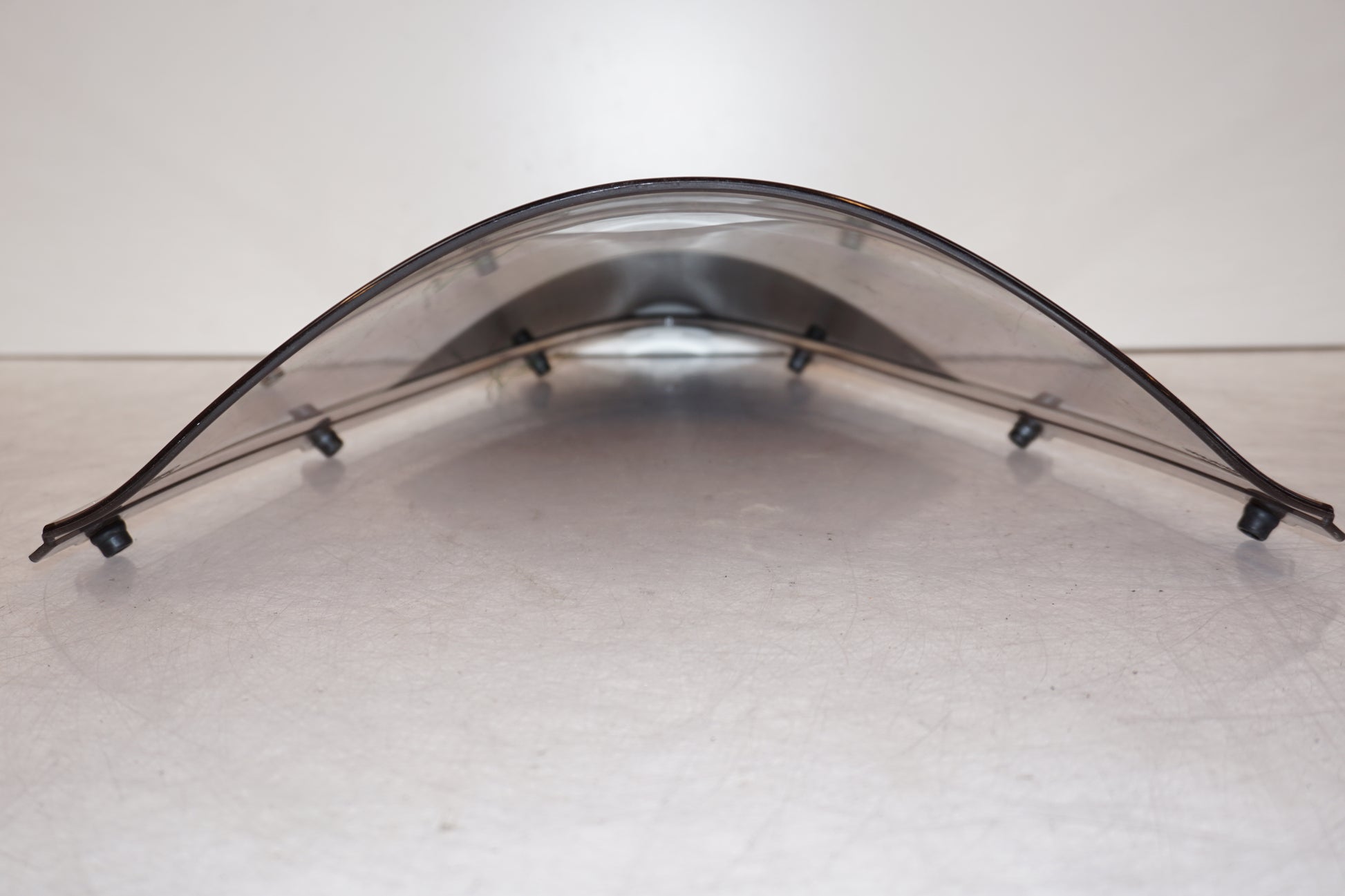 Snett uppifrån på Vindruta från en Kawasaki ZZ-R 1400 -2010 motorcykel.