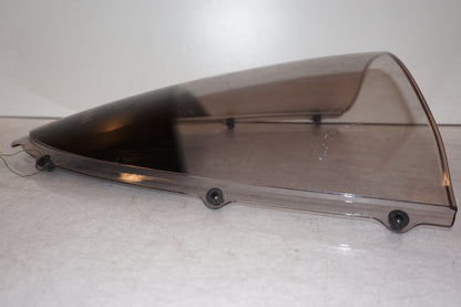 Snett nerifrån på Vindruta från en Kawasaki ZZ-R 1400 -2010 motorcykel.