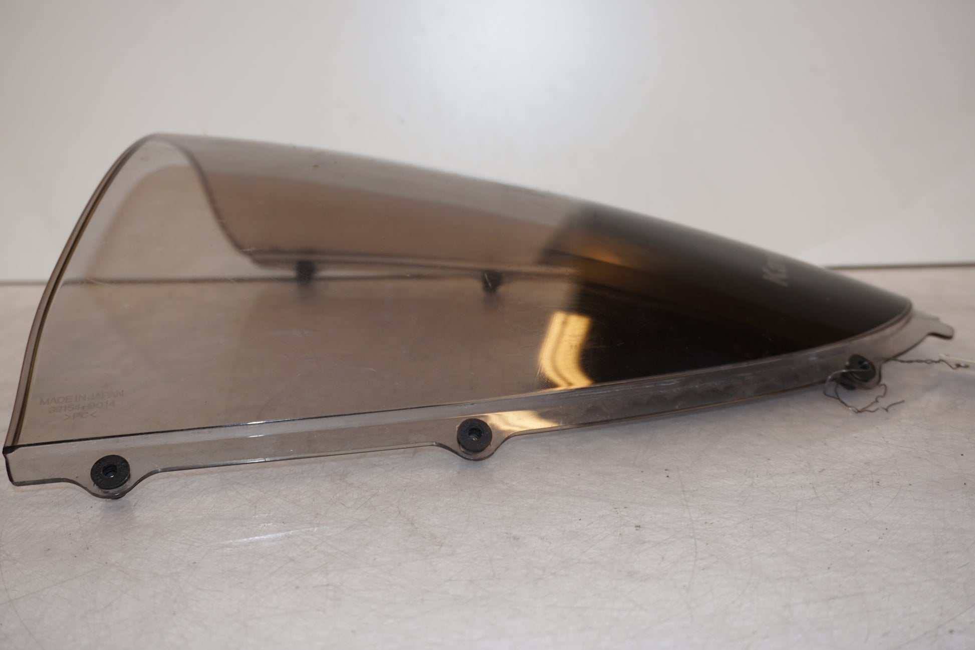 Baksidan på Vindruta från en Kawasaki ZZ-R 1400 -2010 motorcykel.