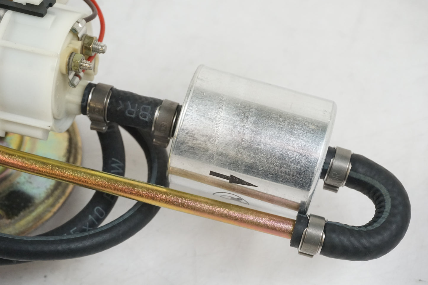 Snett nerifrån på Bensinpump insprut från en BMW R 850 C -1999 motorcykel.