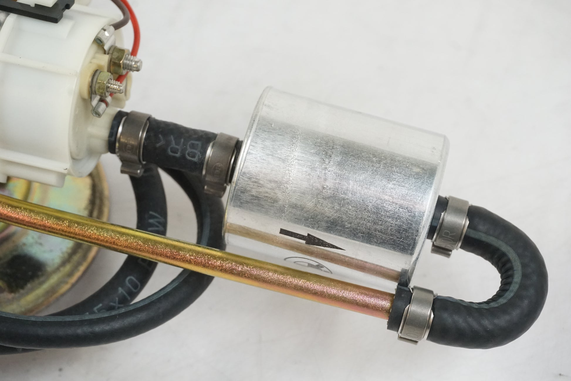 Snett nerifrån på Bensinpump insprut från en BMW R 850 C -1999 motorcykel.